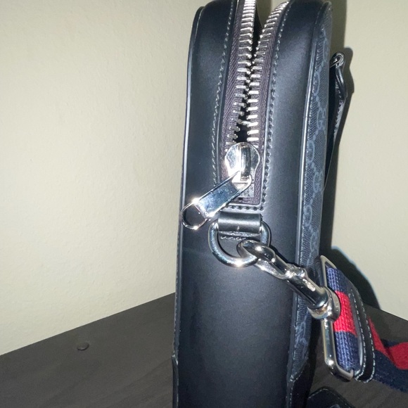 The GG motif enriched with the Web strap and black leather trims. - Picture 6 of 12